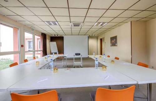 Saint-Saturnin Hotel | Brit Hotel Les Evens