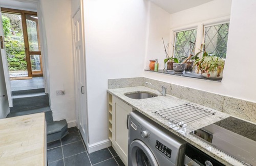 Blaenau Ffestiniog Cottage | BRON OLAU, pet friendly, character holiday cottage in Maentwrog