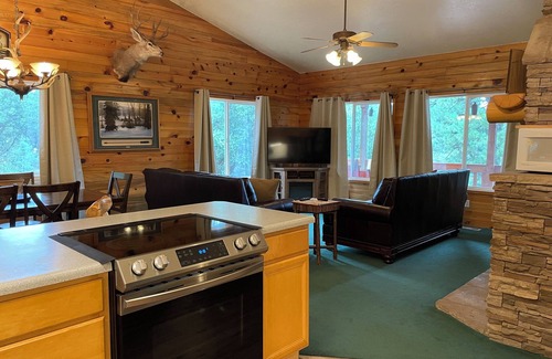 Long Valley Junction Cabin | Bryce & Zion midpoint! Firepit & pool table. ATV trails nearby.