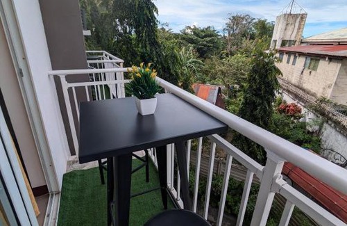 Mactan Export Processing Zone Apartment | Budget Resort Stay Cebu Airport with Netflix, pool, gym and helpful host