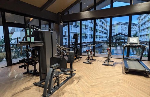 Mactan Export Processing Zone Apartment | Budget Resort Stay Cebu Airport with Netflix, pool, gym and helpful host