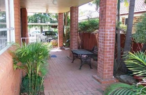 Ingleburn House | Budget Sydney Holiday House with WIFI & Netflix