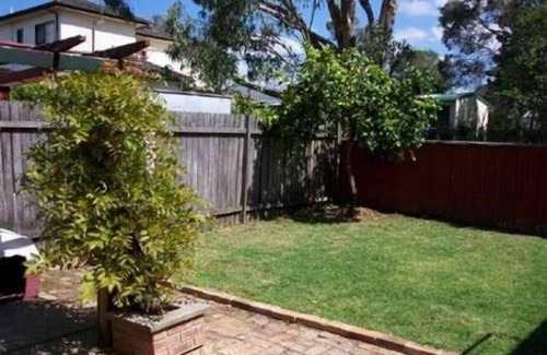 Ingleburn House | Budget Sydney Holiday House with WIFI & Netflix