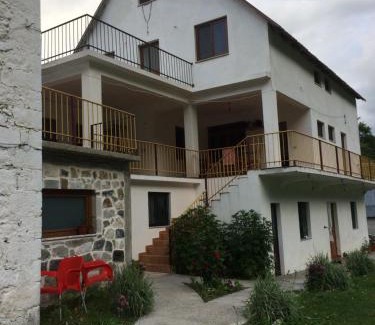 Shale House | Bujtina Kometa