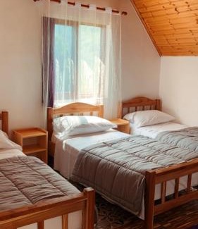 Shale House | Bujtina Kometa