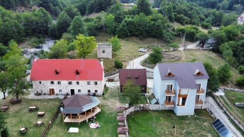Shale House | Bujtina Terthorja