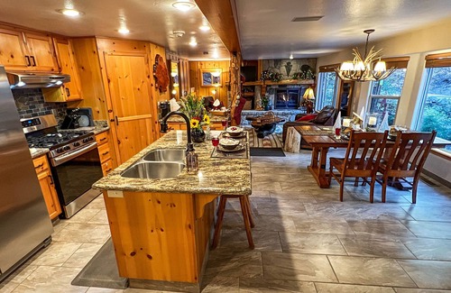 Lake Arrowhead Cottage | Burnt Mill Canyon Cottage, "Just for 2", Gorgeous - Romantic - Immaculate - A/C