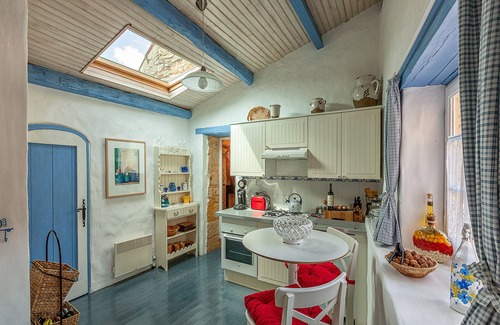 Meyrals Cottage | BUTTERFLY Cottage - Cosy Romantic Cottage in a calm hamlet, heated pool, gym