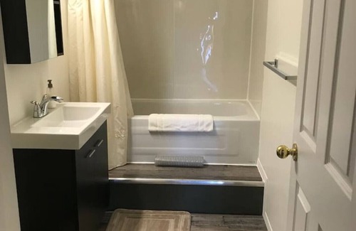 Ucluelet Hotel | Romantic Cove - Ocean room, deck & hot-tub
