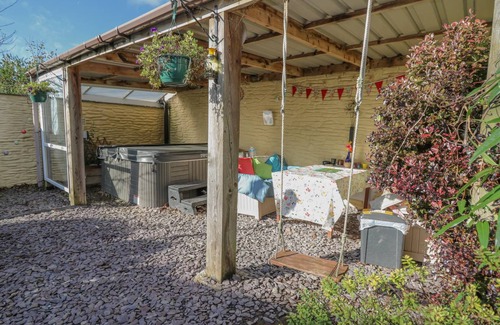 Newcastle Emlyn Cottage | Cabin ∙ 2 bedrooms ∙ 4 guests