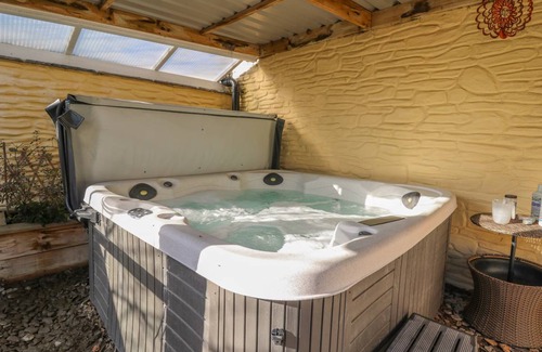 Newcastle Emlyn Cottage | Cabin ∙ 2 bedrooms ∙ 4 guests