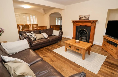 Chorlton-by-Backford Cottage | Cabin ∙ 3 bedrooms ∙ 6 guests