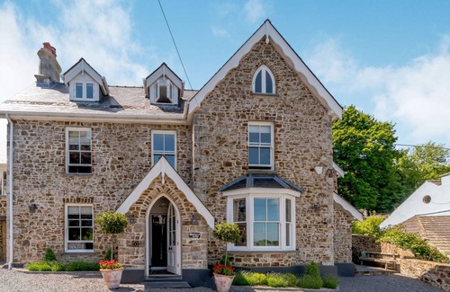 Saundersfoot Cottage | Cabin ∙ 6 bedrooms ∙ 11 guests