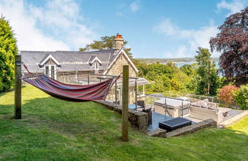 Saundersfoot Cottage | Cabin ∙ 6 bedrooms ∙ 11 guests