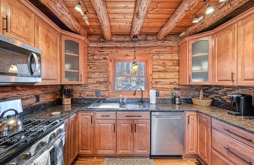 Mineral Cabin | Cabin on the Cove perfect family getaway with a year around hot tub!