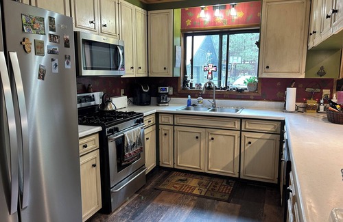Heber Cabin | CABIN RETREAT-Great HUNTING LODGE! Escape the heat. 3 story treehouse! Hot tub!