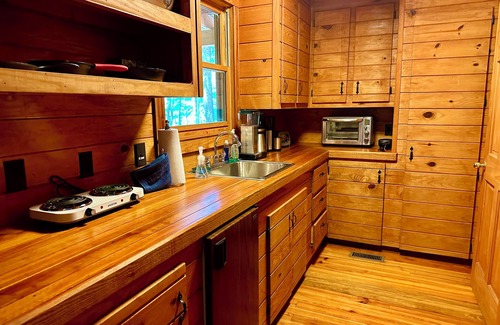 Columbiana Cabin | Cabin retreat, large deck, firepit, bbq, pond, fishing,