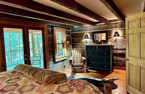 Columbiana Cabin | Cabin retreat, large deck, firepit, bbq, pond, fishing,