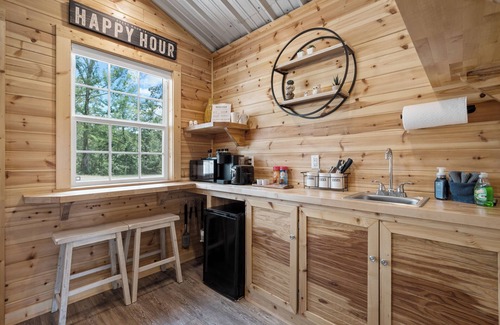 Mid America Cabin | Cabin #5 @ Rock Creek Cabins! King Bed, Great Porch, Nice Views, Pet Friendly!