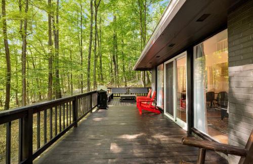 Berkeley Springs Ski Chalet | Cabin w Hot Tub, WiFi, Deck, Grill & Dog-Friendly!