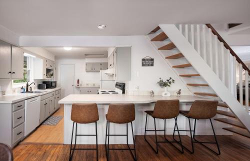 Berkeley Springs Ski Chalet | Cabin w Hot Tub, WiFi, Deck, Grill & Dog-Friendly!
