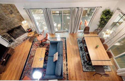 Berkeley Springs Ski Chalet | Cabin w Hot Tub, WiFi, Deck, Grill & Dog-Friendly!