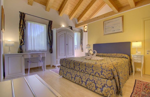 Oriago Apartment | CADIFIORE-B & B11 - room w / bath in Country house riverside, parking in private parc