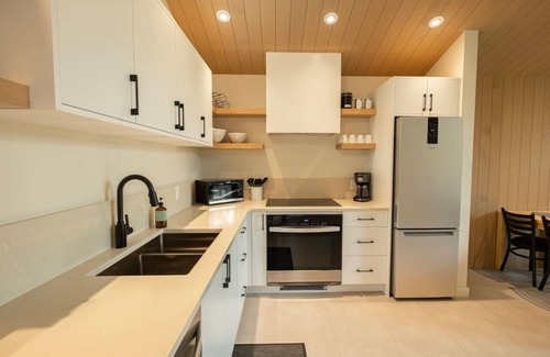 Ucluelet Cabin | Calmwater Retreat New 2 br Hot Tub EV Charger