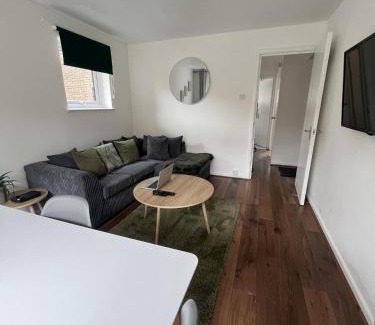 Island Gardens Apartment | Canary Wharf Haven - Spacious & Homely Entire 1 Bedroom Flat