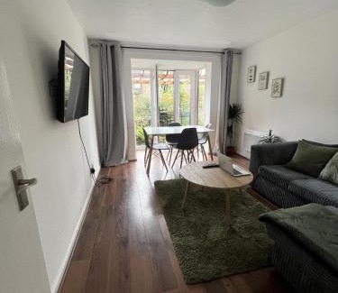 Island Gardens Apartment | Canary Wharf Haven - Spacious & Homely Entire 1 Bedroom Flat