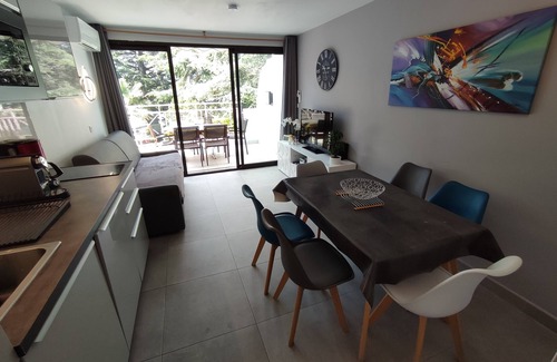 La Croix des Gardes Apartment | Cannes 3-room apartment-air-conditioned-large terrace
