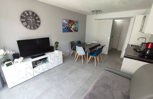 La Croix des Gardes Apartment | Cannes 3-room apartment-air-conditioned-large terrace