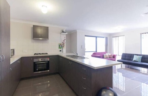 Cannington House | Cannington Home Accommodation House 6 (4 bedrooms and 2 bathrooms).