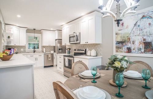 Madison House | Cape Cod Farmhouse ~ @hgtvbnb ~ Charmingly Remodeled near Downtown Madison!