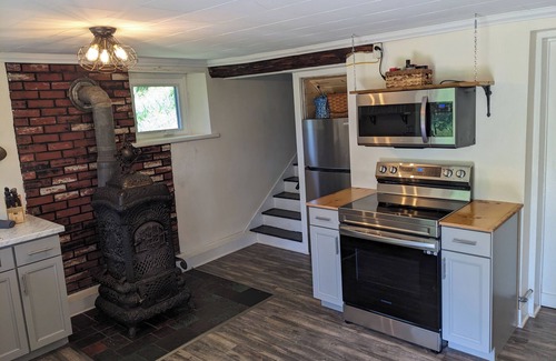 Hopewell House | Caretaker's Cottage - 4 Bedrooms Pet Friendly On The River