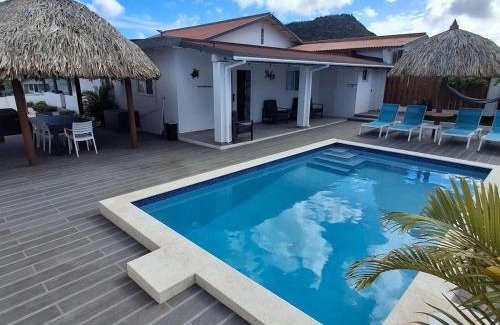 Oranjestad House | Caribbean Breeze- 4 Bedroom- 4 ensuite bathrooms
