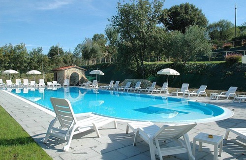 Popoltaio-Schiacciato House | Casa Caprifoglio C: A characteristic and welcoming apartment that is part of an ancient country house surrounded by the greenery, with Free WI-FI.