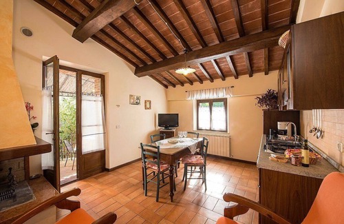 Popoltaio-Schiacciato House | Casa Caprifoglio F: A characteristic and welcoming apartment that is part of an ancient country house surrounded by the greenery, with Free WI-FI.