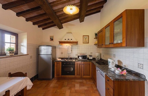 Popoltaio-Schiacciato House | Casa Caprifoglio G: A characteristic and welcoming two-story apartment that is part of a villa surrounded by the greenery, with Free WI-FI.