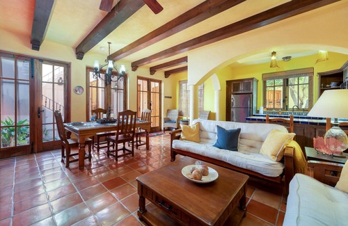 Nopolo House | Casa de Aloha! Beautifully Decorated! Steps from pristine Beach, Spa's and Restaurants!