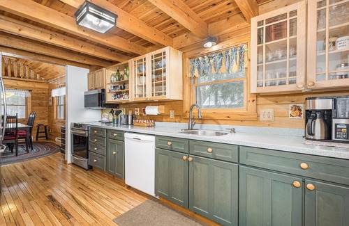 Sky Valley House | Casa di Maria | Wooded Views, Hot Tub, Community Lake Access!