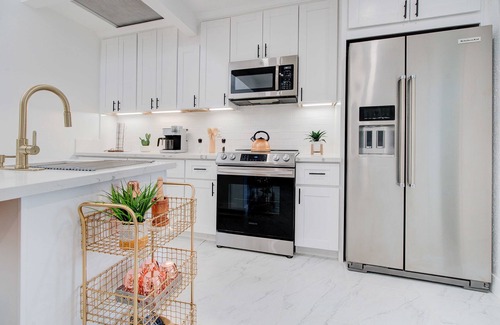 Lincoln Acres House | Casita with King Bed, Tree Views, Holiday Getaway, FAST WiFi, Plenty of Parking.