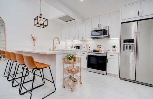 Lincoln Acres House | Casita with King Bed, Tree Views, Holiday Getaway, FAST WiFi, Plenty of Parking.