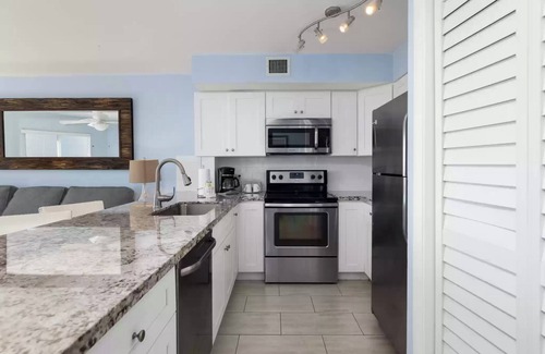 Tavernier Condo | Castaway Key, Double balcony ocean views in prime building 4