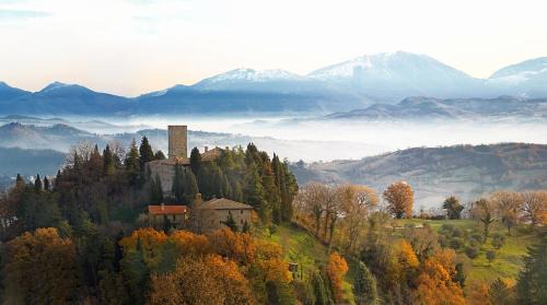 Monteluiano Hotel | Castello Di Petroia Dimora d'Epoca