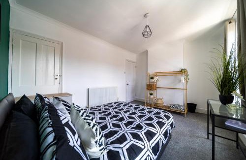 Wainscot House | CastleView Haven - Contractors welcome -Strood Rochester sleeps 12