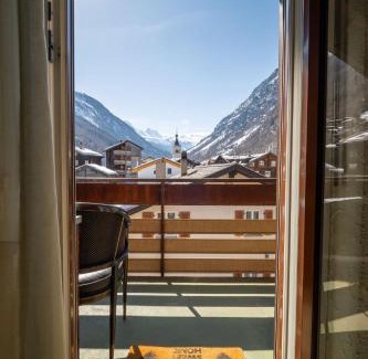 Taesch Apartment | Castor Peak Apartment