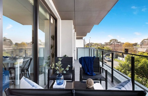 Caulfield North Apartment | Caulfield Elegance: Chic Abode