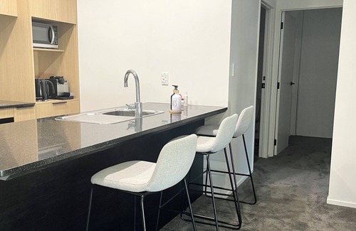 Takapuna Apartment | Central 2 bedroom 2 bathroom Apartment with pool