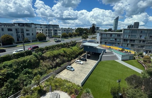 Takapuna Apartment | Central 2 bedroom 2 bathroom Apartment with pool
